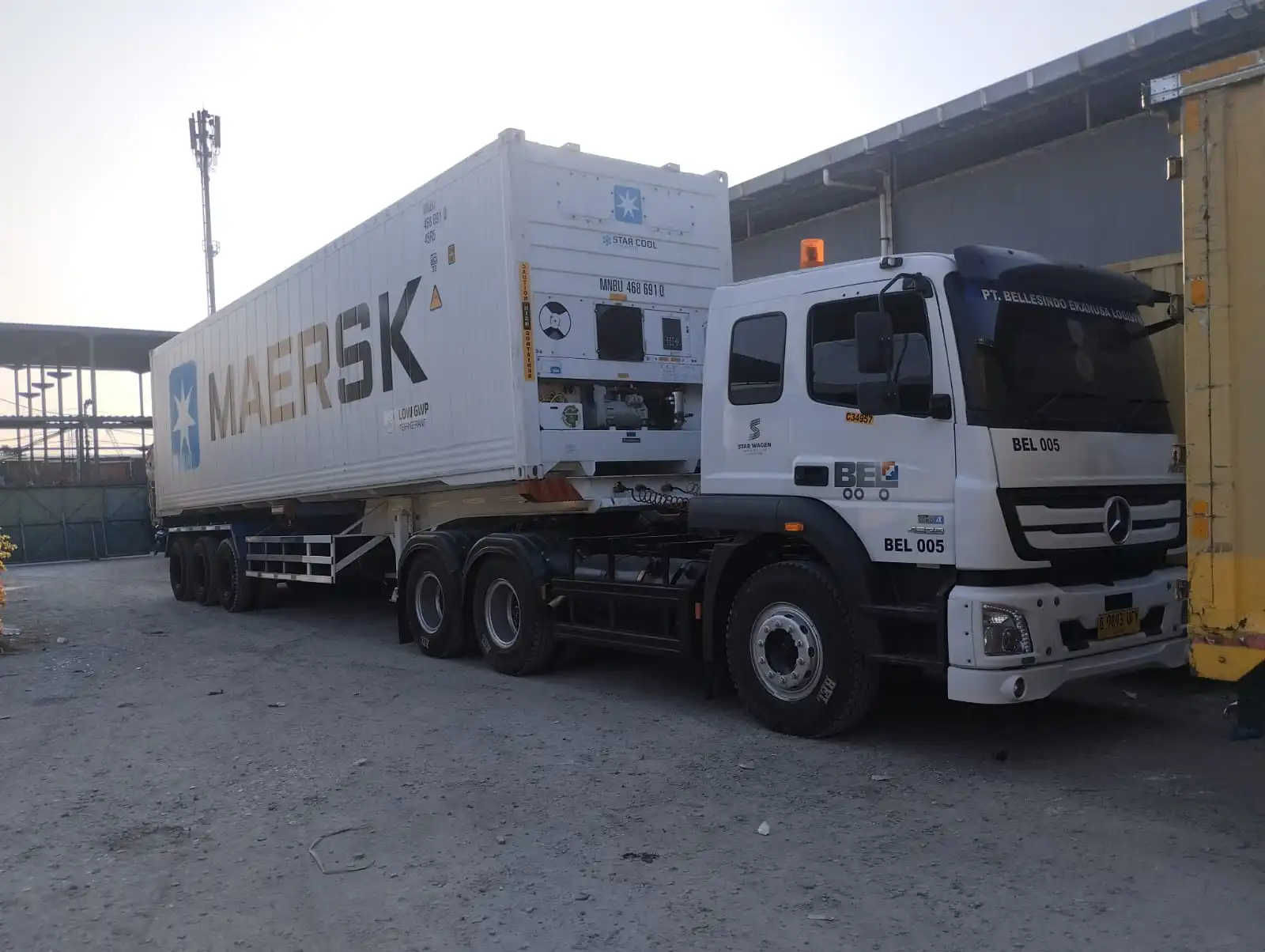 Truk Mercedes-Benz Axor membawa container Maersk milik PT. BELLESINDO EKANUSA LOGISTIK.